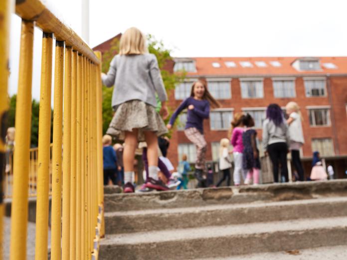 Børn leger i skolegård