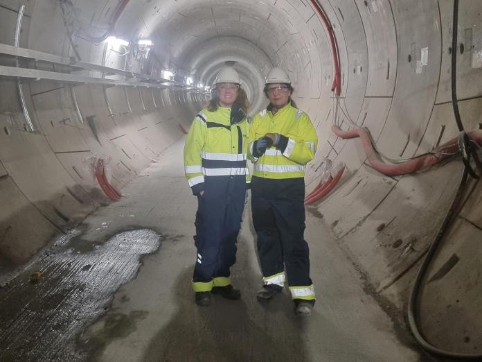 to uddannelsesambassadører i en tunnel iført arbejdstøj og sikkerhedshjelm