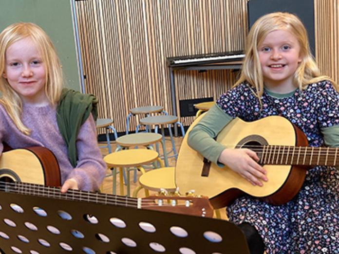 Guitarsoillende piger - musikskolen