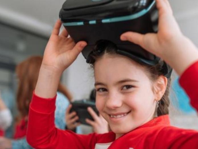 Billede af pige med VR briller