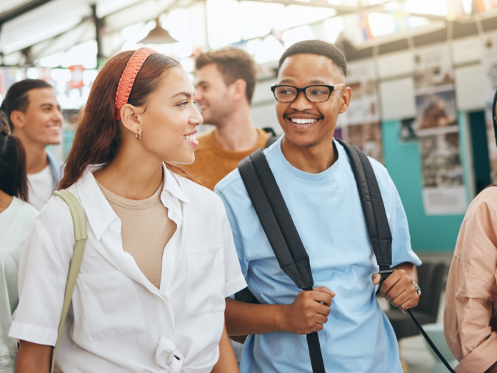 Unge, der hygger sig imens de går