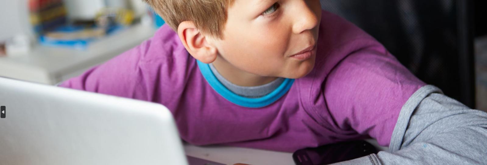Dreng med computer