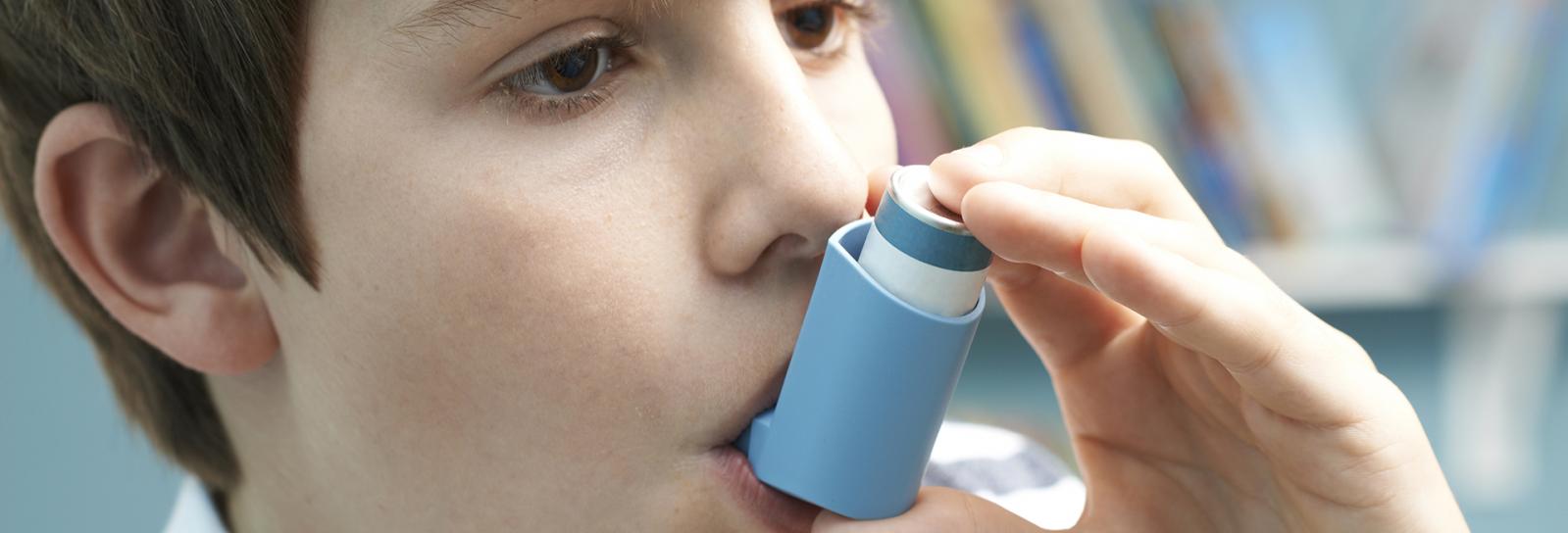 Barn tager astmamedicin.