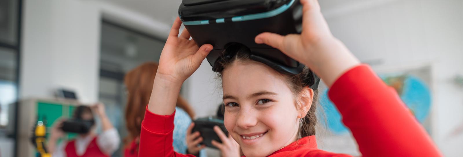 Pige med VR briller