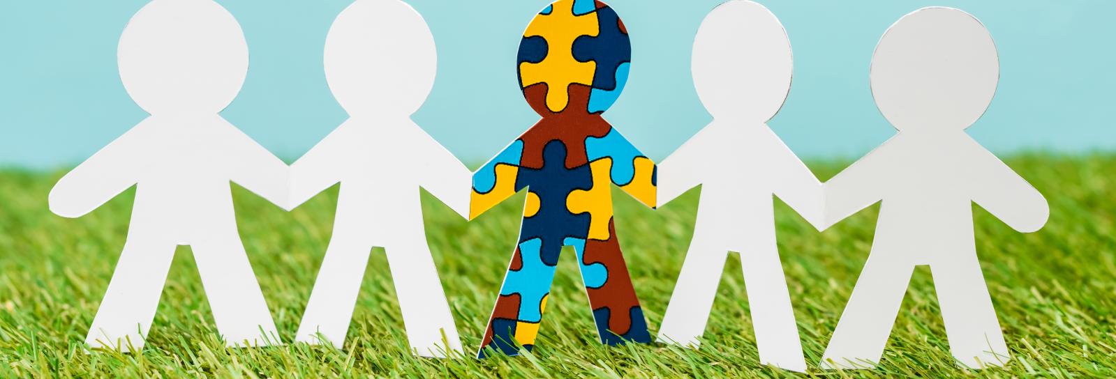 Modelbillede af fem udklippede papirmænd, hvoraf den ene er flerfarvet de andre er hvide-