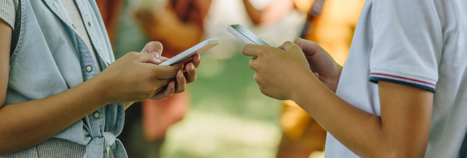 To elever med smartphones. 