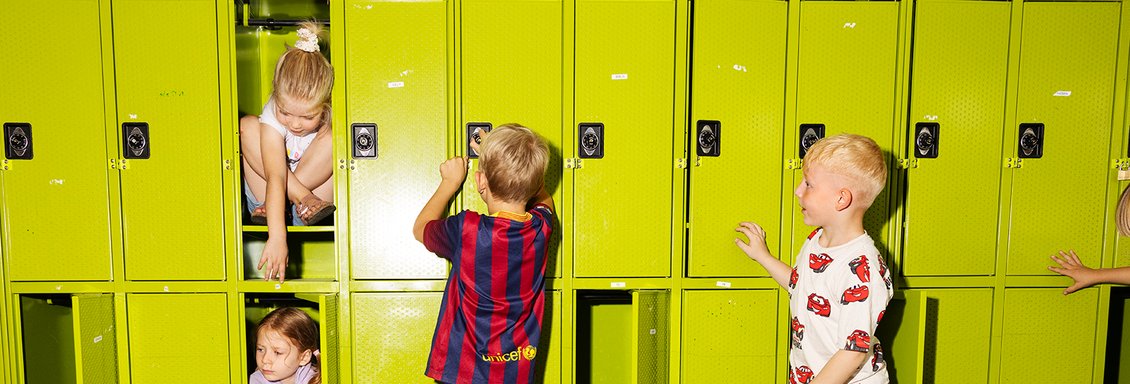 4 skolebørn i en garderobe