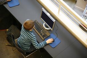 Dreng ved computer