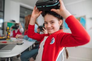 Pige med VR briller
