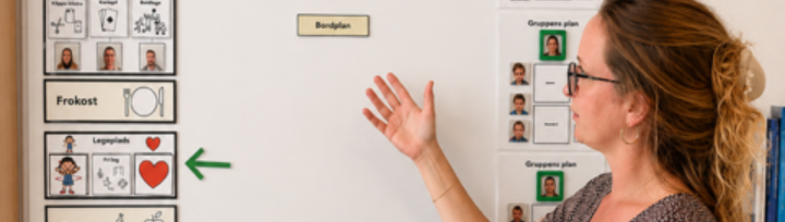 En voksen præsenterer dagens program