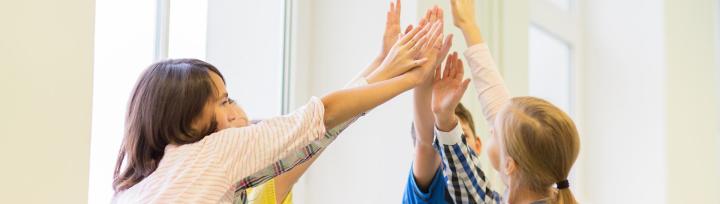 Seks børn giver highfive til hinanden