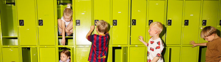 4 skolebørn i en garderobe